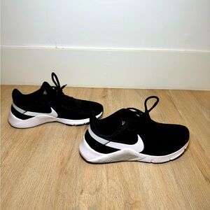 NIKE LEGEND ESSENTIAL SNEAKERS - brand new